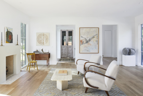 Pemilihan perabotan dalam gaya minimalis dengan detail berwarna-warni